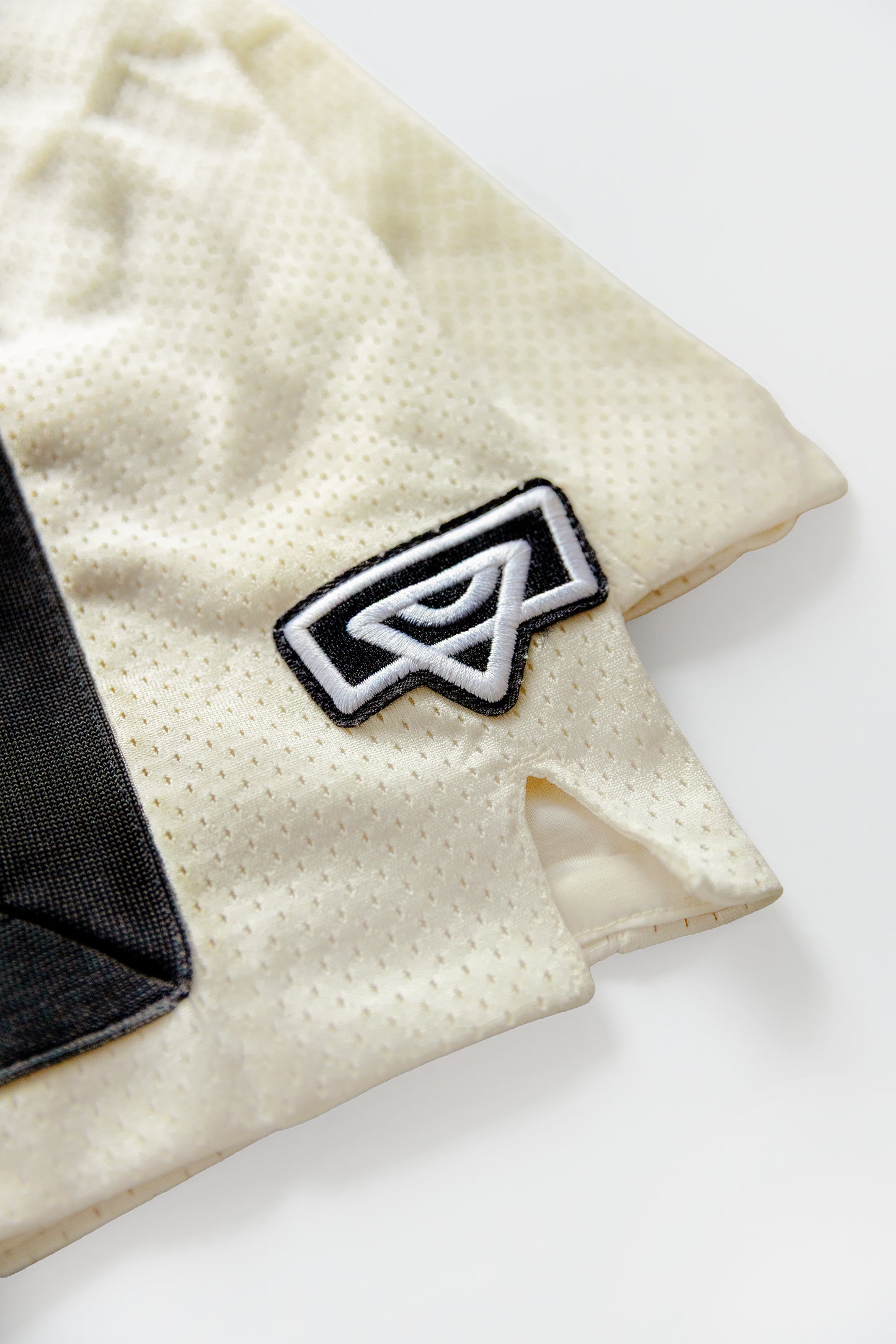BUCKETZ STATEMENT SHORTS white