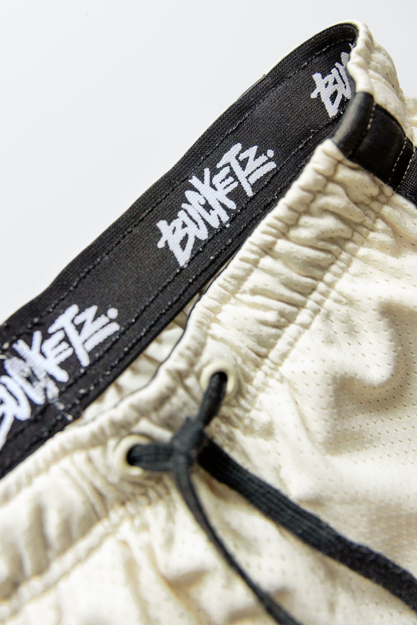 BUCKETZ STATEMENT SHORTS white